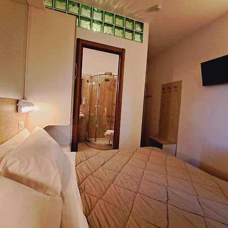 Hotel Butterfly Wellness & Spa リミニ エクステリア 写真